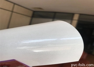 0.3mm白く光沢度の高いポリ塩化ビニールのフィルム ロール家具の膜のドア