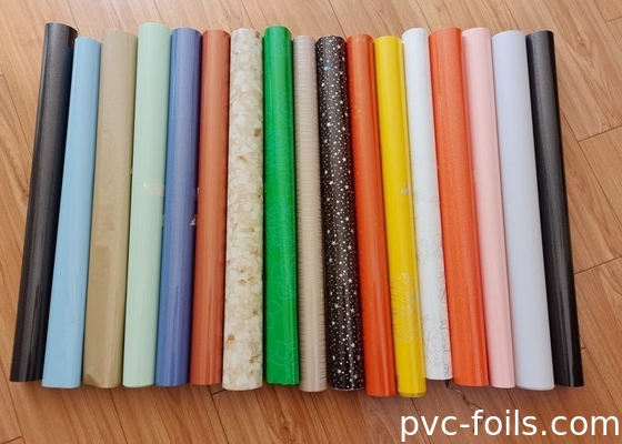 色彩のあるパターン 内部表面の装飾のための自己粘着型 PVCフィルムロール