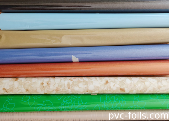 ロールに詰め込み 高光輝くカラフルな自己粘着型PVCフィルム 家具の装飾用