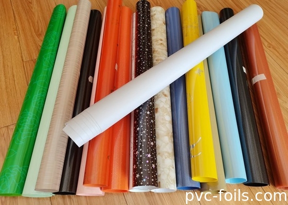ロールに詰め込み 高光輝くカラフルな自己粘着型PVCフィルム 家具の装飾用